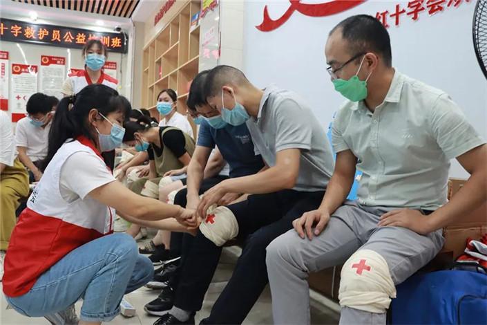 洛江区红十字救护员公益培训班开班
